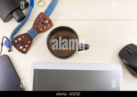 Accessoires de mode et d'affaires de sexe masculin avec une tasse de café vue supérieure Banque D'Images