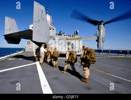 Marines à bord d'un MV-22 Osprey à bord du USS New York. Banque D'Images