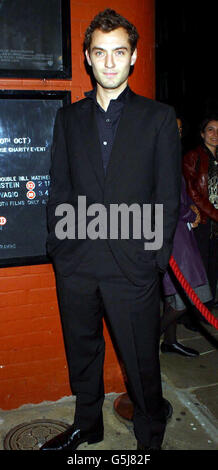 L'acteur Jude Law, qui joue le rôle de vedette dans le film, arrive pour la projection par les célébrités du film 'ai - Artificial Intelligence' au cinéma Everyman à Londres. Banque D'Images