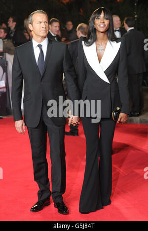 Naomi Campbell et Vladislav Doronin arrivent à la première mondiale de Skyfall au Royal Albert Hall, Londres. Banque D'Images