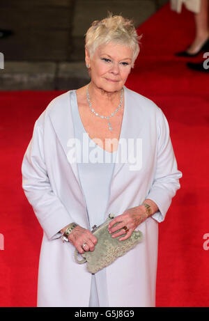 Dame Judi Dench arrivée pour la première mondiale de Skyfall, au Royal Albert Hall de Londres. Banque D'Images