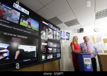 (Gauche - droite) Miriam O Callaghan et Mick Kehoe Directeur exécutif de RTE NL comme le passage à RTE. Banque D'Images