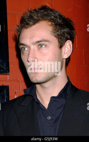 L'acteur Jude Law, qui joue le rôle de vedette dans le film, arrive pour la projection par les célébrités du film 'ai - Artificial Intelligence' au cinéma Everyman à Londres.* 27/01/2003: Acteur Jude Law qui est le choix du film-buff de devenir la prochaine 007 étoiles, une enquête trouvé lundi 27 2003 janvier.Le talentueux M. Ripley Hunk a remporté plus d'un quart des votes, finissant juste devant la star écossaise Ewan McGregor.Law, 30 ans, a obtenu 28% des votes, avec la star Trainspotting McGregor à 26% et l'acteur American Psycho Christian Bale à 24% pour le sondage du magazine Total film.Hugh Grant n'a obtenu que 2 % des votes Banque D'Images