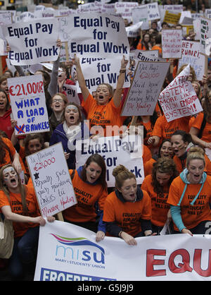 Les enseignants étudiants protestent contre les coupes budgétaires dans une manifestation organisée par l'Association des enseignants d'écoles secondaires d'Irlande, l'Irish National Teachers Organization et l'Union d'enseignement d'Irlande, à l'extérieur de Dail, Dublin. Banque D'Images