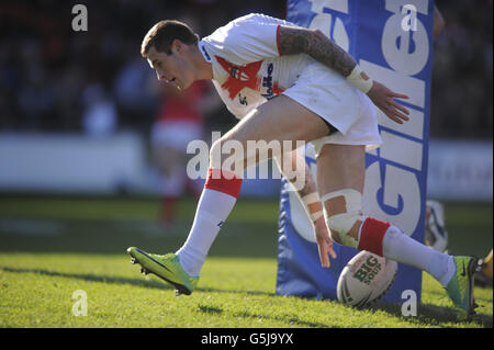 Rugby League - Autumn International - pays de Galles / Angleterre - terrain de courses.Les scores de Zak Hardaker en Angleterre tentent pendant l'automne International au champ de courses de Wrexham. Banque D'Images