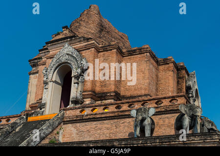 Wat Chedi Luang est un temple bouddhiste dans le centre historique de Chiang Mai, Thaïlande. L'actuel temple composé à l'origine trois temples. Banque D'Images