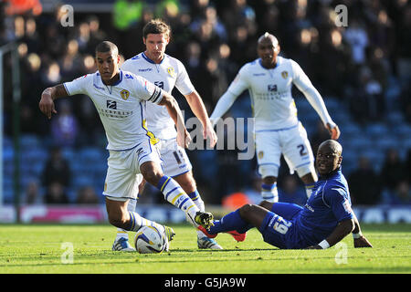 Leroy Lita de Birmingham City est battu par Lee Peltier de Leeds United lors du match de npower Championship à Elland Road, Leeds. Banque D'Images