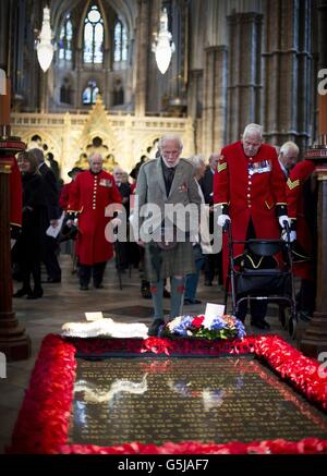 Les vétérans de la Seconde Guerre mondiale se tiennent aux côtés du major Peter Watson, MC, vétéran de Black Watch (au centre), alors qu'il rend hommage au tombeau du soldat inconnu de l'abbaye de Westminster à Londres lors d'un service pour marquer le 70e anniversaire de la bataille d'El Alamein. Banque D'Images