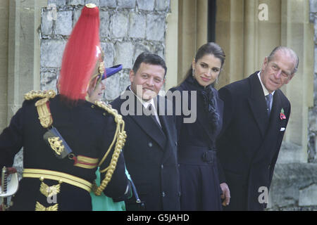 La Reine et le duc d'Édimbourg accueillent au château de Windsor le roi Abdullah II, au centre, et la reine Rania de Jordanie, au 2e droit, dans le cadre d'une visite officielle de l'État. Ils ont inspecté la garde et ont pris le salut royal dans le Quadrangle. Banque D'Images