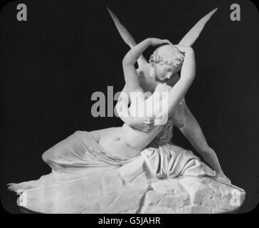 Die Skulptur Amor und Psyche vom italienischen Bildhauers Canova (1757 - 1822) befindet sich im grossen Marmorsaal der Villa Carlotta, Nähe der Ortschaft Cadenabbia suis venu voir . La célèbre sculpture Amor et Psyché par l'Italien Antonio Canova sculptur faite en 1793 et à voir dans la Villa Carlotta près de Cadenabbia sur le lac de Côme en Italie du Nord. Lame de verre, Carl Simon Archive Banque D'Images