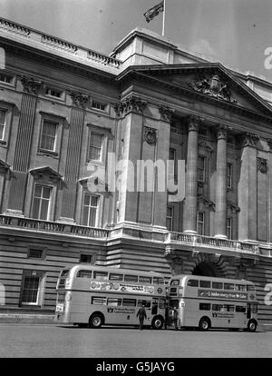 Royauté - Reine Elizabeth II Jubilé d'argent. Bus du Jubilé d'argent à Buckingham Palace à Londres. Banque D'Images