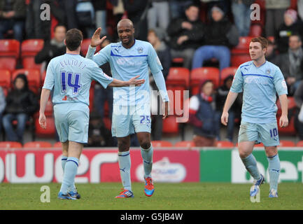 Stephen Elliott, de Coventry City (à gauche) William Edjanguele (au centre) et John Fleck célèbrent la victoire lors du match npower League One à Brisbane Road, Londres. Banque D'Images