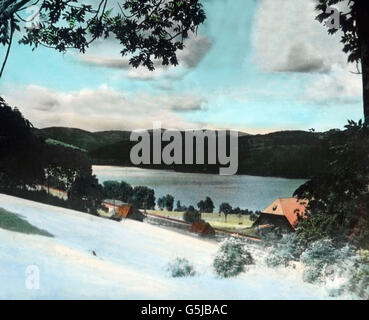 Fischreiche 1900 ist der Titisee m lang, 800 m breit und ist ganz von Bergen bewaldeten umgeben. Bild : Blick zum Titisee im südlichen Schwarzwald. Image : Vue de près du lac Titisee Neustadt dans le sud de la Forêt-Noire. Libre date : vers 1910. Carl Simon Archive Banque D'Images