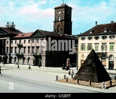 Badens Hauptstadt Karlsruhe darf nicht werden. übergangen Gleich beim Eingang in die Stadt grüsst des Stadtgründers Gedächtnis-Pyramid uns die Markgraf Karl Wilhelm von Baden-Durlach. Bild : Die Karlsruhe Pyramide auf dem Marktplatz im Stadtzentrum. De droit : la pyramide de Karlsruhe, de la tombe du fondateur de la ville margrave Charles Guillaume de Baden-Durlach, situé sur la place du marché au centre-ville de Karlsruhe. Libre date : vers 1920. Carl Simon Archive Banque D'Images