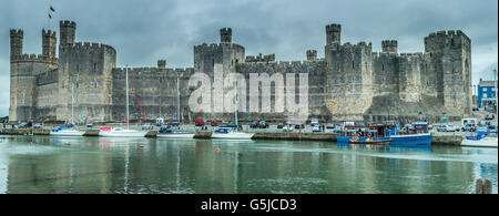 Vue panoramique du château de Caernarfon sur la côte nord du Pays de Galles Banque D'Images