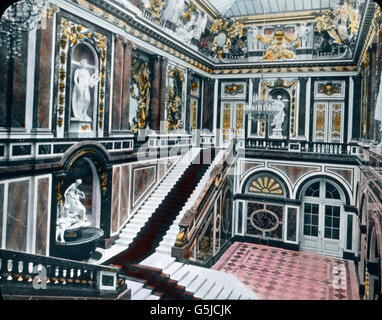 Treppenhaus im neuen Schloss Herrenchiemsee en Herrenchiemsee à Bayern. L'escalier à nouveau au château de Herrenchiemsee en Bavière d'Herrenchiemsee. Banque D'Images