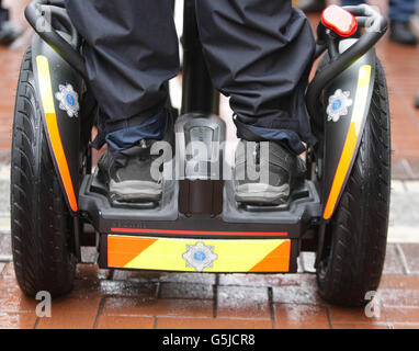 Garda David Campbell spécialement formé sur Grafton Street alors qu'il commence à patrouiller le centre-ville sur l'un des deux nouveaux segways offerts aujourd'hui par la Dublin City Business Association. Banque D'Images