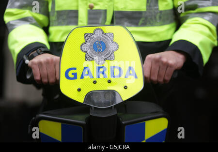 Garda David Campbell spécialement formé sur Grafton Street alors qu'il commence à patrouiller le centre-ville sur l'un des deux nouveaux segways offerts aujourd'hui par la Dublin City Business Association. Banque D'Images