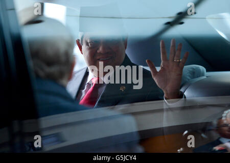 Le président indonésien Susilo Bambang Yudhoyono se fait la vague alors qu'il quitte le Grosvenor House Hotel dans le centre de Londres au début de sa visite d'État au Royaume-Uni. Banque D'Images