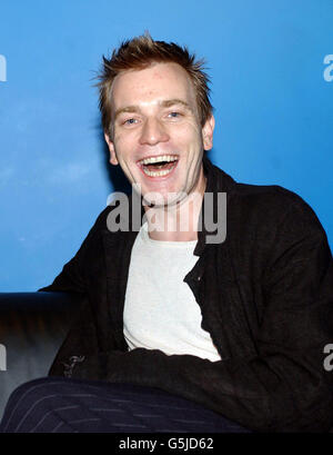 L'acteur Ewan McGregor pose pour les médias lors des Classic Short Awards 2001 au National film Theatre de Londres, où il est l'un des juges de Turner Classic Movies (TCM) sponsorisé pour le meilleur court-métrage de 2001. Banque D'Images