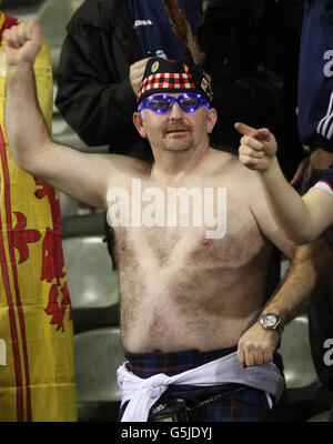 Football - coupe du monde de la FIFA 2014 - qualificateur - Groupe A - Belgique / Ecosse - Stade du Roi Baudouin.Un fan écossais montre son soutien à son équipe dans les tribunes Banque D'Images