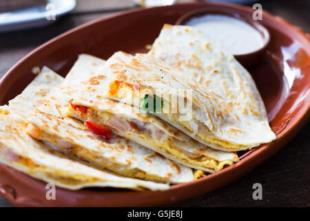 Quesadilla sur une assiette. Une sorte de tortilla comme cuisine latine Banque D'Images