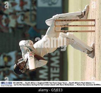 03 JANVIER 96. Afrique du Sud / Angleterre-Cinquième test de Cape Town. Paul Adams, d'Afrique du Sud, arrive à la frontière lors de son dernier stand de cricket avec Dave Richardson. Photo de Laurence Griffiths Banque D'Images