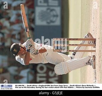 03-JAN-96 ... Afrique du Sud v Angleterre-Cinquième test du Cap ...Dave Richardson de l'Afrique du Sud arrive à la frontière lors de son dernier stand de cricket avec Paul Adams ... Photo de Laurence Griffiths Banque D'Images