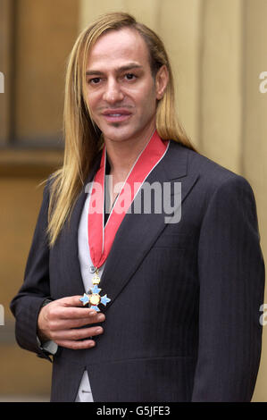 John Galliano, designer de mode britannique pour Dior, pose pour des photographies après avoir reçu un CBE de la reine Elizabeth II à Buckingham Palace, Londres.Il a dit que c'était l'un des plus grands honneurs qu'il ait jamais eu, et qu'il était très fier. Banque D'Images