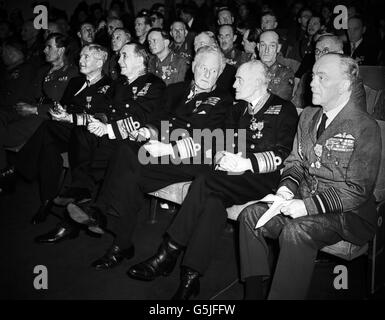 British Service Chiefs, qui a reçu des prix de l'ambassadeur de France au nom de son gouvernement, à l'Institut Français de Londres.De droite à gauche : le chef de l'aviation, le Marshall Sir S. Barratt, l'amiral Sir Martin Dunber Nasmith VC, l'amiral Sir William James, l'amiral Sir Max Kennedy Horton, l'amiral Lord Fraser de North Cape et le général Lt, Sir John Crocker. Banque D'Images