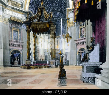 Papstaltar Berninis Bronzebaldachin mit der im Inneren des Petersdomes en Rom, Italie 1920er Jahre. Autel du pape à l'intérieur de la cathédrale Saint-Pierre à Rome, Italie 1920. Banque D'Images