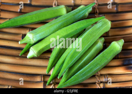 Un tas de matières okra ou les doigts de dame ou gumbo sur fond de bambou Banque D'Images