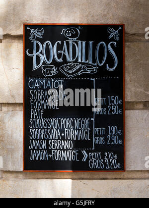 Close up vertical d'un tableau des tarifs pour les Bocadillos à Majorque. Banque D'Images