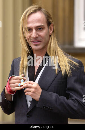 John Galliano, designer de mode britannique pour Dior, pose pour des photographies après avoir reçu un CBE de la reine Elizabeth II à Buckingham Palace, Londres. Il a dit que c'était l'un des plus grands honneurs qu'il ait jamais eu, et qu'il était très fier. Banque D'Images