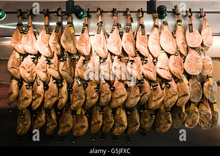 Vue horizontale de jambons ibériques traditionnelles à vendre à Majorque. Banque D'Images