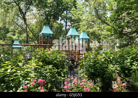 Agent de police Moira Ann Smith Aire de jeux dans le Madison Square Park, NYC Banque D'Images