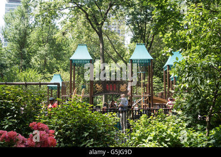 Agent de police Moira Ann Smith Aire de jeux dans le Madison Square Park, NYC Banque D'Images