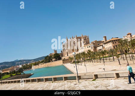 Street view horizontale de la cathédrale de Santa Maria de Palma, aka La Seu, à Majorque. Banque D'Images