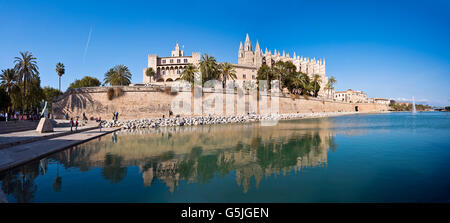 Vue panoramique horizontal (3 photo) vue de la cathédrale de Santa Maria de Palma, aka La Seu, à Majorque. Banque D'Images