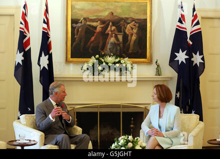 Le Prince de Galles rencontre la première ministre australienne Julia Gillard à la Government House de Canberra, en Australie. Banque D'Images