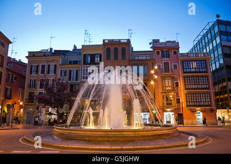 Compte tenu de l'heure nuit horizontale Plaça de la Reina, Queens Plaza à Palma, Majorque. Banque D'Images