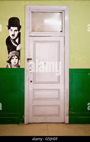 Vue verticale de graffitis de Charlie Chaplin ornant un couloir. Banque D'Images