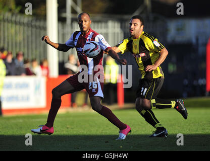 Chris Zebroski de Cheltenham Town et Marcus Holness de Burton Albion lors du match npower football League Two au Abbey Business Stadium, Cheltenham. Banque D'Images