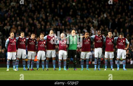 Football - Barclays Premier League - Aston Villa v Manchester United - Villa Park.Les joueurs d'Aston Villa observent une minute de silence en l'honneur du jour du souvenir. Banque D'Images