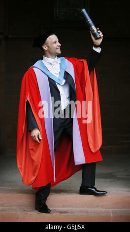 Oscar Pistorius, qui est surnommé 'Blade Runner' reçoit un diplôme honorifique de l'Université de Strathclyde, à la Baronnie située à Glasgow, en Écosse. Banque D'Images