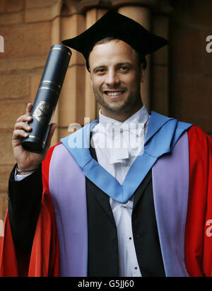 Oscar Pistorius, qui est surnommé 'Blade Runner' reçoit un diplôme honorifique de l'Université de Strathclyde, à la Baronnie située à Glasgow, en Écosse. Banque D'Images