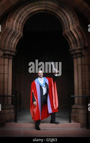 Oscar Pistorius, qui est surnommé 'Blade Runner' reçoit un diplôme honorifique de l'Université de Strathclyde, à la Baronnie située à Glasgow, en Écosse. Banque D'Images