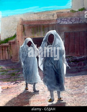 Verschleierte Frauen auf einer Straße der Hauptstadt Algier, dans von Algerien, ca. 1920er Jahre. Les femmes voilées dans une rue d'Alger, capitale de l'Algérie, ca. Années 1920. Banque D'Images