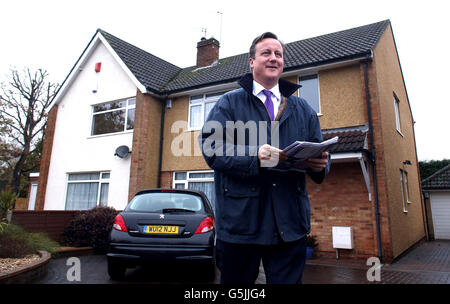 Le Premier ministre David Cameron aide à distribuer des dépliants électoraux pour soutenir le candidat de Ken Maddock, Avon et Somerset police et crime Commissioner pour le parti conservateur, dans une rue résidentielle dans la région de Downend à Bristol, en Angleterre. Banque D'Images
