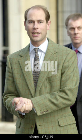 Prince Edward, comte de Wessex, à l'extérieur du King Edward VII Hospital de Londres, après avoir rendu visite à sa femme Sophie. Edward est resté à Buckingham Palace, prêt à rendre visite à sa femme dès que les médecins l'ont dit assez bien. * Sophie, qui a 37 ans le mois prochain, a été transportée à l'hôpital privé en ambulance aérienne depuis le domicile du couple à Bagshot Park à Surrey. Elle a subi une opération d'urgence après que les médecins ont diagnostiqué une grossesse eptopique. Banque D'Images